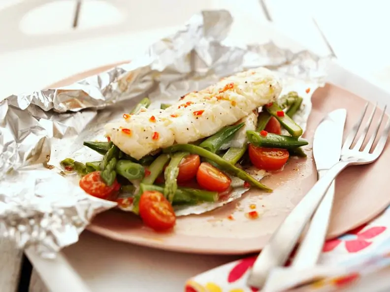 Kabeljau mit grünem Spargel und Tomaten