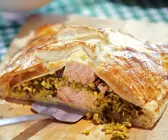 Lachs mit Reis und Linsen in Blätterteig