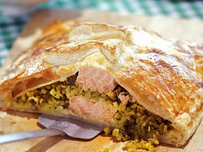 Lachs mit Reis und Linsen in Blätterteig