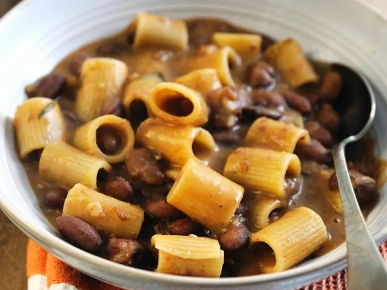Bohnensuppe mit Nudeln