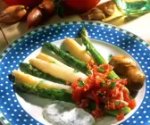 Gedämpfter Spargel mit Kräuterdip und Tomatensalsa
