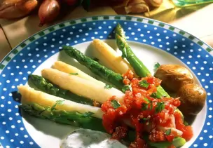 Gedämpfter Spargel mit Kräuterdip und Tomatensalsa