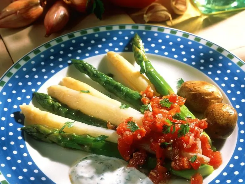 Gedämpfter Spargel mit Kräuterdip und Tomatensalsa
