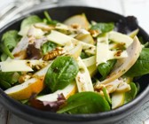 Salat mit Jarlsberg, Birnen, geräucherter Hähnchenbrust und Walnüssen