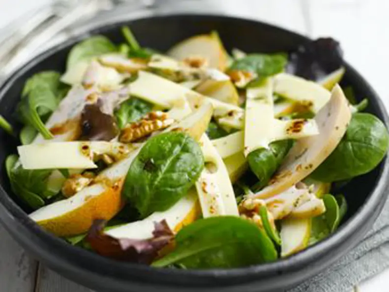 Salat mit Jarlsberg, Birnen, geräucherter Hähnchenbrust und Walnüssen