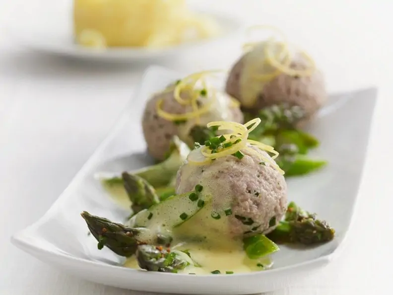 Fleischklößchen mit Spargel