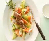 Lammspieß mit fruchtigem Gurkensalat