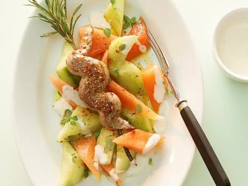 Lammspieß mit fruchtigem Gurkensalat