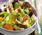 Bunt gemischter Salat mit Pflaumen