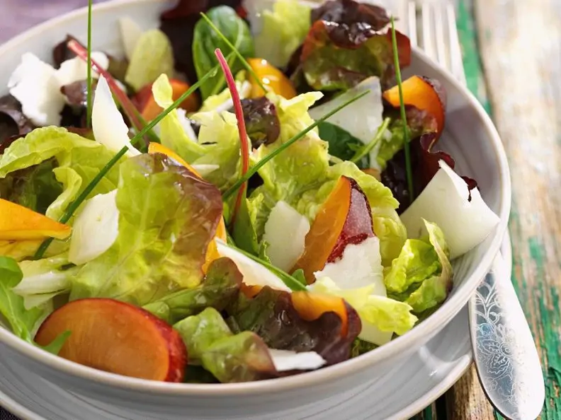 Bunt gemischter Salat mit Pflaumen