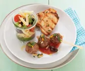Nudelsalat mit Fleischbällchen und Tomatensauce