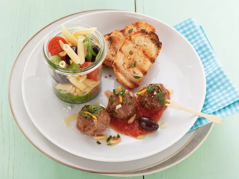 Nudelsalat mit Fleischbällchen und Tomatensauce