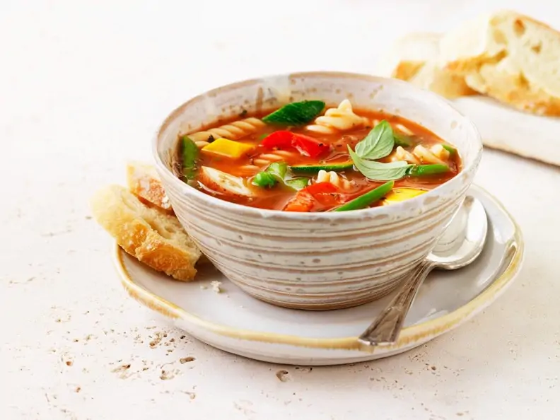 Tomatensuppe mit Nudeln