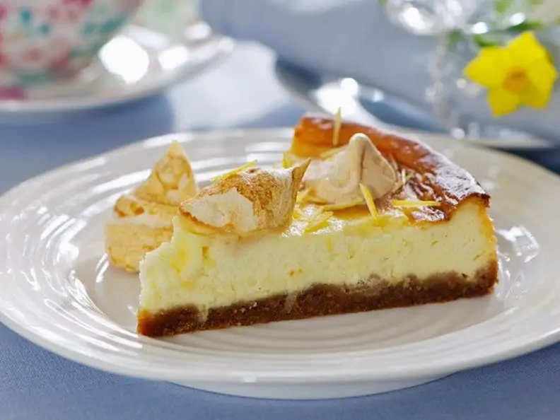 Zitronenkäsekuchen mit Nussboden
