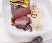 Hirsch mit Schwarzwurzeln