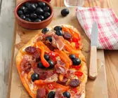 Flammkuchen mit Paprika und Oliven