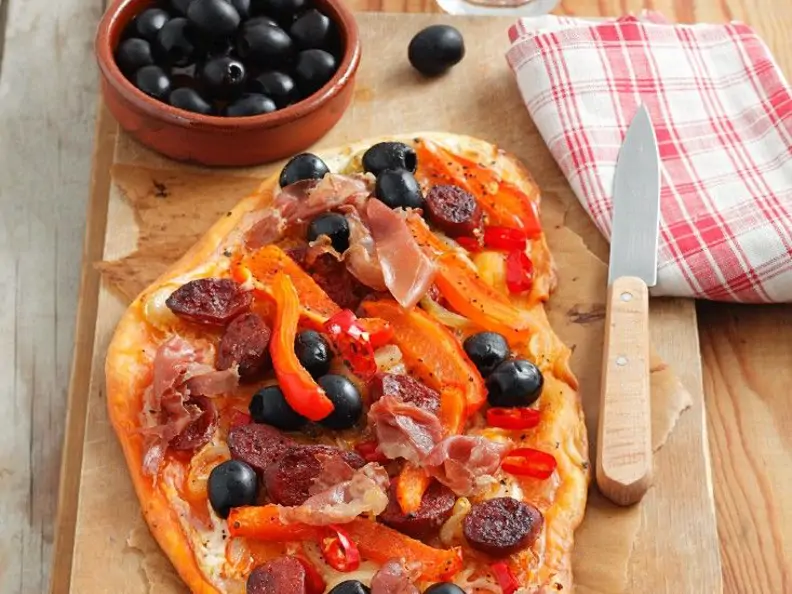 Flammkuchen mit Paprika und Oliven