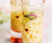 Hähnchen-Nudelsuppe mit Rose
