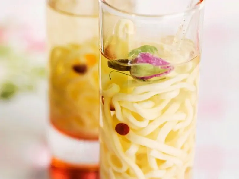 Hähnchen-Nudelsuppe mit Rose