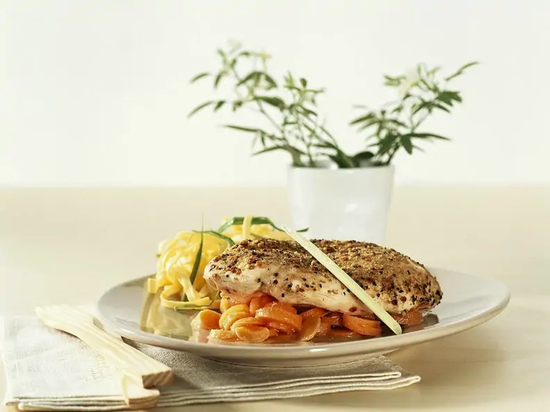 Würzhähnchen auf Karottengemüse