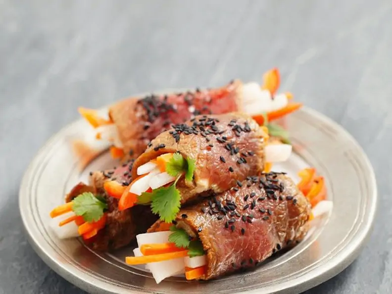 Gemüse mit Roastbeef ummantelt