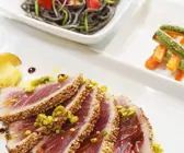 Kurz gebratener Thunfisch mit Pistazien