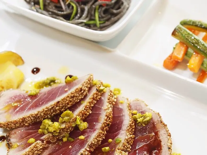 Kurz gebratener Thunfisch mit Pistazien