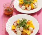 Salat mit Mango, Schinken und Mozzarella
