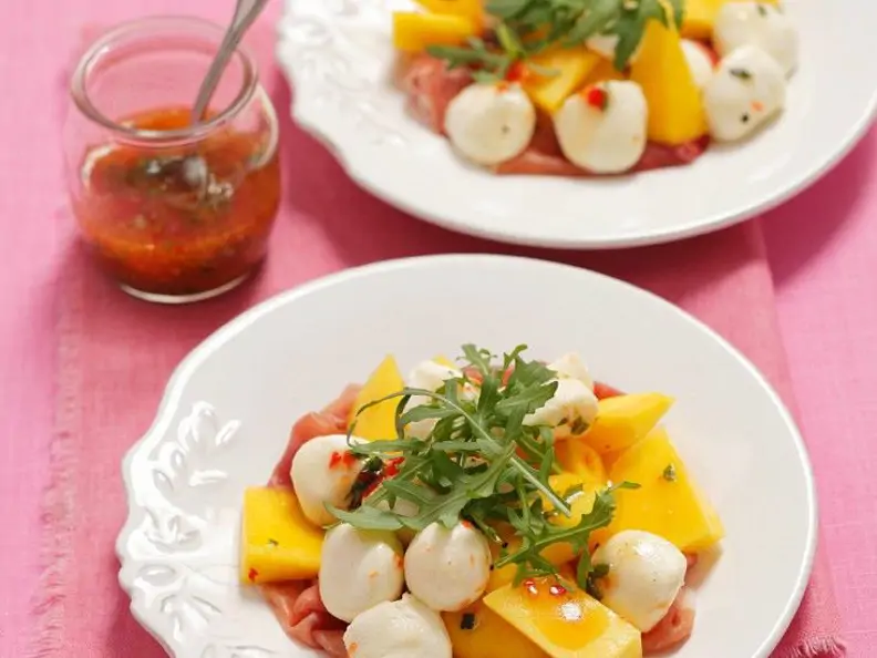 Salat mit Mango, Schinken und Mozzarella