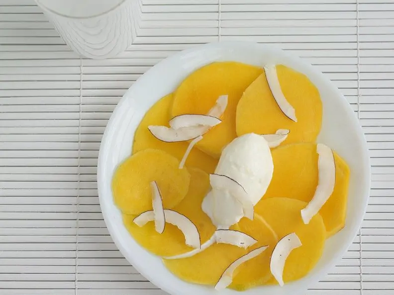 Obstcarapaccio mit Kokoseis