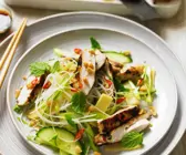 Thailändischer Salat mit Hühnchen