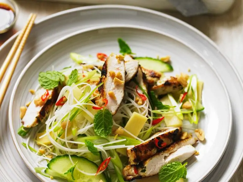 Thailändischer Salat mit Hühnchen