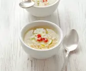 Würzige Hühnerbrühe mit Gurke und Nudeln