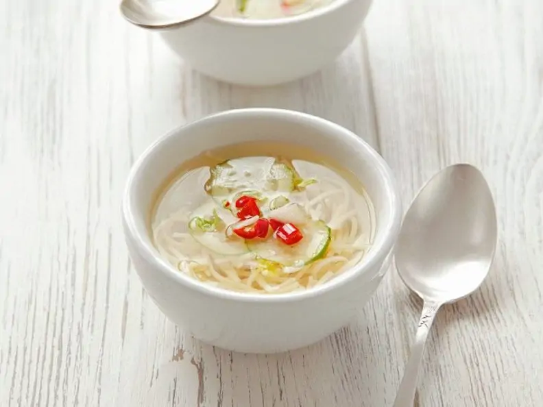 Würzige Hühnerbrühe mit Gurke und Nudeln
