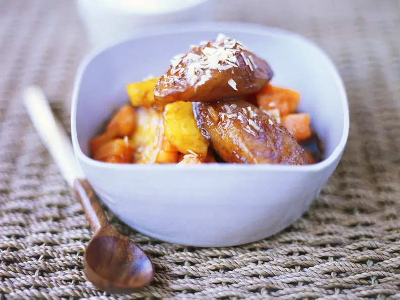 Exotische Früchte gebacken mit Kokosraspeln