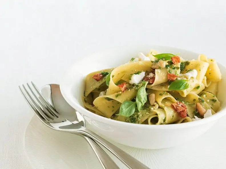 Pasta mit Ziegenkäse und Basilikum