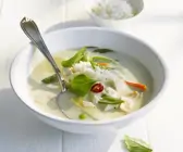 Kokossuppe mit Reis und Hähnchen