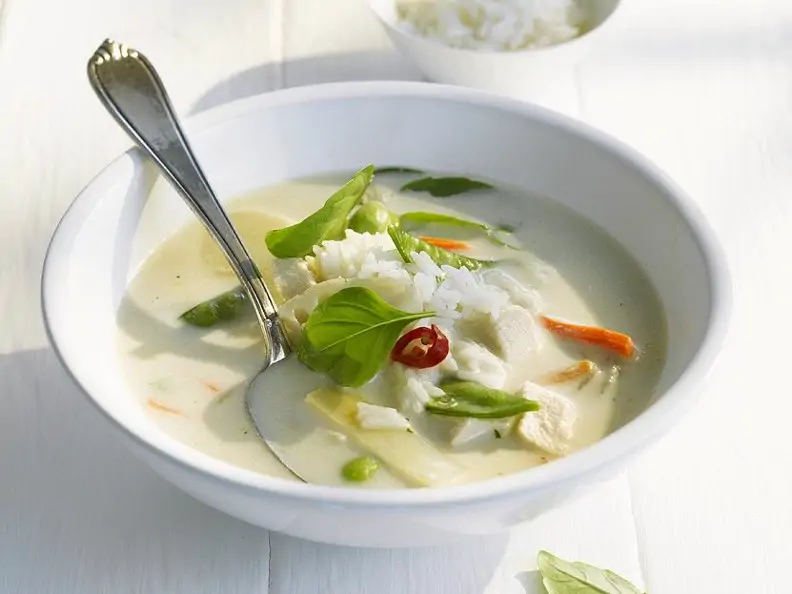 Kokossuppe mit Reis und Hähnchen