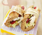 Hühnchen-Sandwiches mit Gurke und Roter Bete