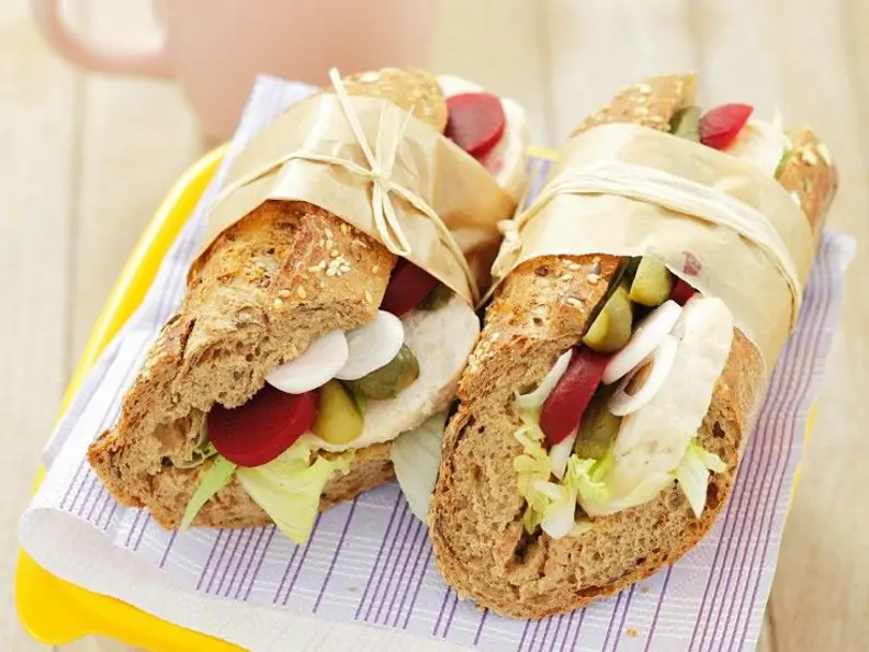 Hühnchen-Sandwiches mit Gurke und Roter Bete
