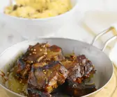 Lammkoteletts mit Sesam