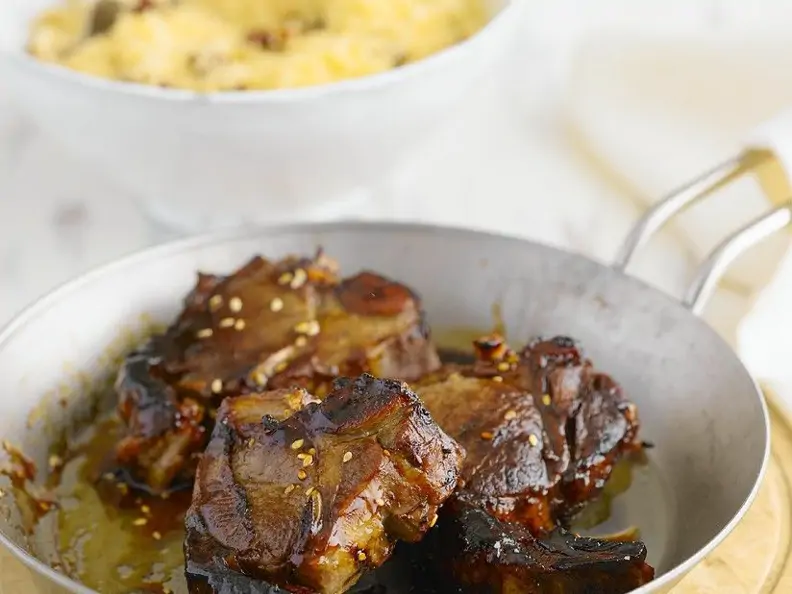 Lammkoteletts mit Sesam