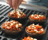 Mit Feta gefüllte Pilze vom Grill