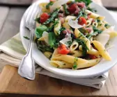 Pasta mit Spargel, Salsiccia und Tomaten
