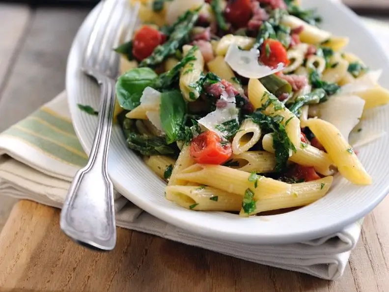 Pasta mit Spargel, Salsiccia und Tomaten