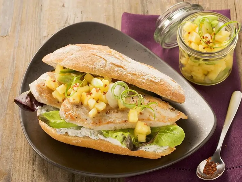 Putensandwiches mit fruchtigem Kartoffelsalat