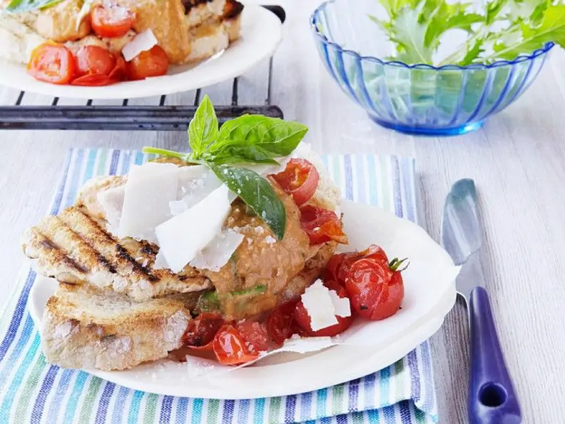 Weißbrot mit Paprika-Kichererbsenmus