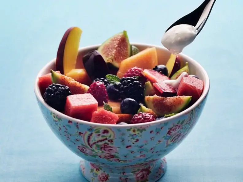 Joghurt mit Früchtesalat