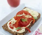 Brot mit Hummus & Tomaten