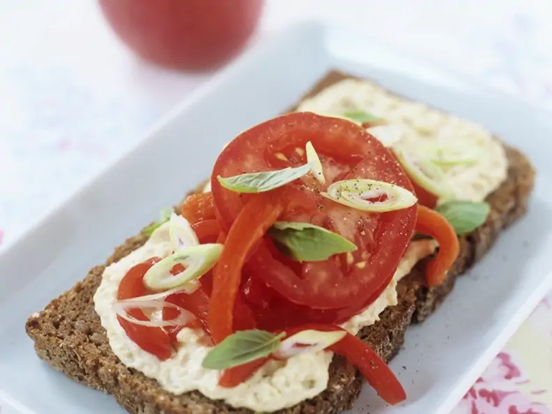 Brot mit Hummus & Tomaten